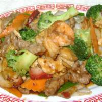 大四喜 Four Happiness · Shrimp, beef chicken, roast pork sauteed with broccoli, snow peas, water chestnuts, and slic...