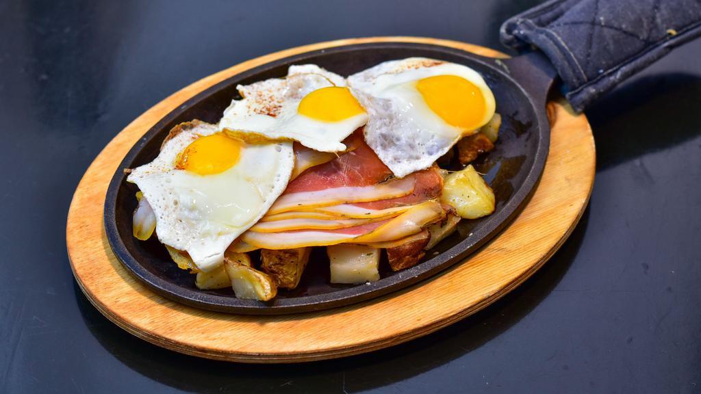 Huevos Rotos · 3 Eggs on a Bed of house potatoes and 2,5 ounces of Serrano ham.
