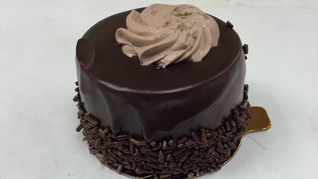 Mousse De Chocolate
 · Rich vanilla panetella, chocolate whipped cream filling, covered with melted chocolate creating a hard crust outside and foamy inside.