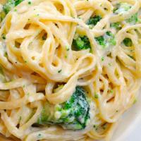 The Alfred · Fettuccine, Alfredo sauce, chicken, mushroom, broccoli, garlic.

Includes (1) Homemade Garli...