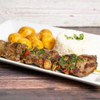 Pincho Mixto · Shish kabobs (beef, chicken and pork) with two side dishes.