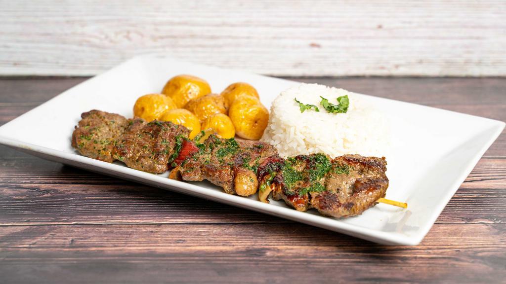Pincho Mixto · Shish kabobs (beef, chicken and pork) with two side dishes.