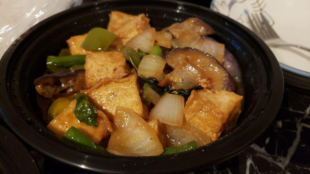 Basil Tofu · With mixed veggie, basil leaves in light garlic sauce.