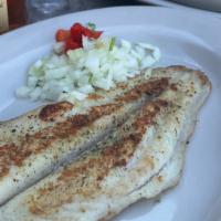 Filete De Pescado Grille · Grilled fish filet.