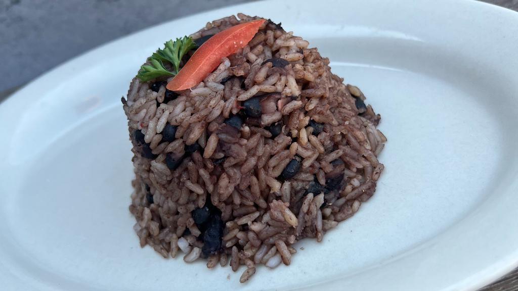 Congris · White rice and black beans mixed.
