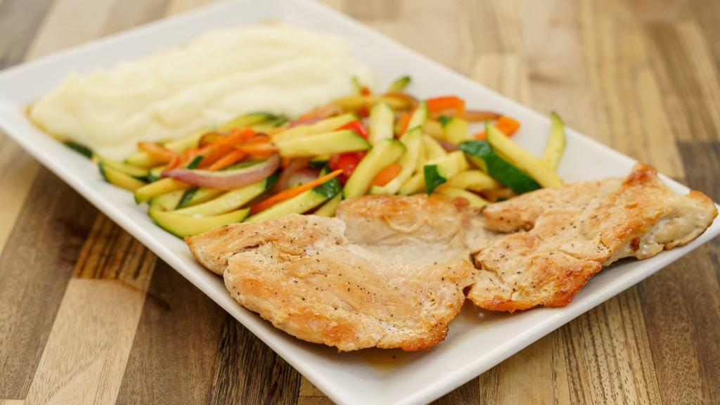 Grilled Chicken · Grilled chicken with mashed potatoes and vegetables (bell pepper, carrots and zucchini).