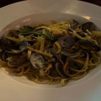 Linguini Clams · fresh shucked clams, fresh tomatoes, garlic, white wine, olive oil and parsley