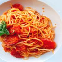 Spaghetti Tomatoes Or White Creamy Sauce · 
