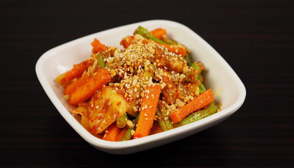 Achat · Carrot, cabbage, cucumber, peanut, sesame seed, vinegar, sugar and chili paste. (Vegetarian)