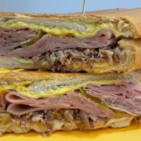Sándwich Cubano /  Cuban Sandwich · Pan cubano, cerdo asado, jamón serrano, jamón de pierna, queso suizo, pepinillo encurtido, m...