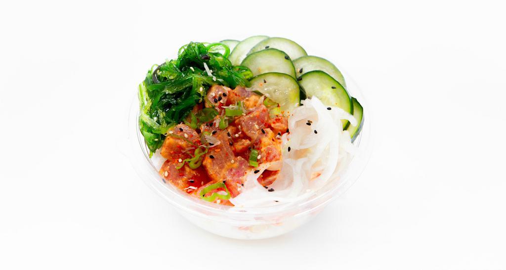 Spicy Tuna · Marinated with scallions and sriracha aioli
Toppings: Green onion, sweet onion, cucumber, seaweed salad, bonito flakes, togarashi, sesame seeds
Sauce: Sriracha Aioli