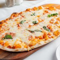 Pizza Regina Margherita (Queen Margherita'S Pizza) · Fresh mozzarella, roma tomatoes, fresh basil, extra virgin olive oil drizzle.