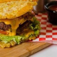 Toston Burger · Servidas con lechuga, tomate, cebolla, queso, tocino y papas fritas. [Served with lettuce, t...