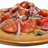 Ensalada De Tomate, Cebolla Morada Y Queso · Tomato, red onion and cheese salad