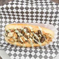 Perro Pao-Pao · Hot dog with sausage, chicken, steak, lettuce and Mozzarella cheese.