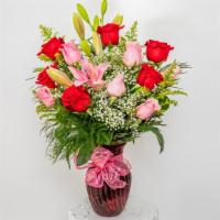 12 Rosas + Lirios Pink En Vaso · Arreglo Floral de 12 Rosas Rojas más lirios pink en Vaso de cristal, Medida aprox 26
