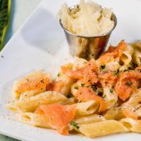 Salmon Pepper · Penne with creamy sauce, salmon and fresh pepper.