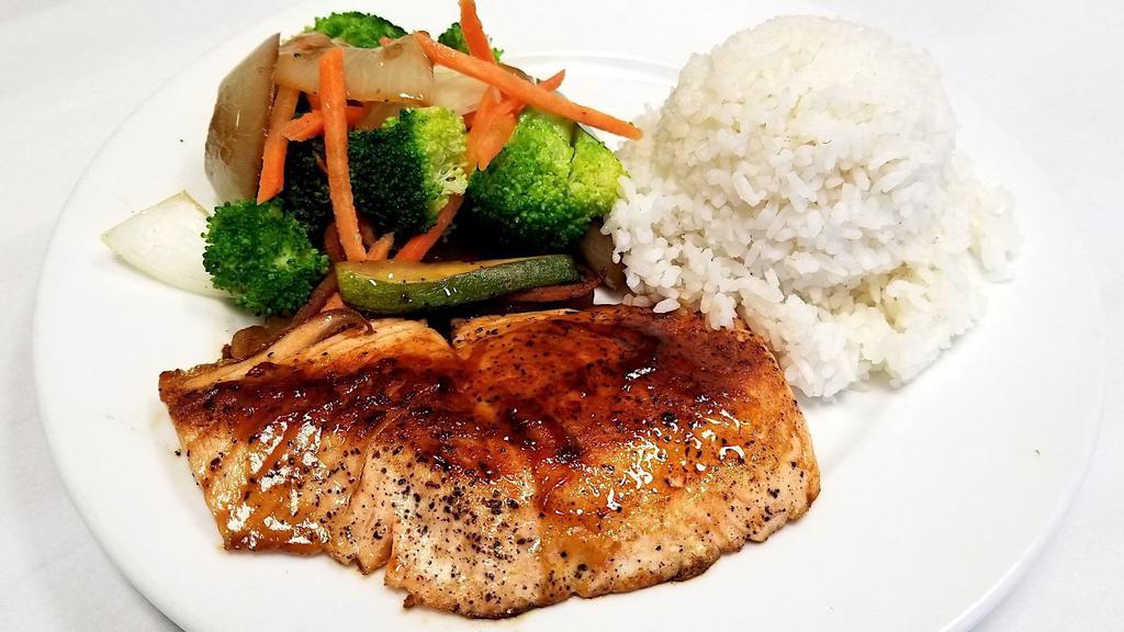 Hibachi With Salmon 铁板三文鱼 · Served with white rice, broccoli, carrot, onion and zucchini.