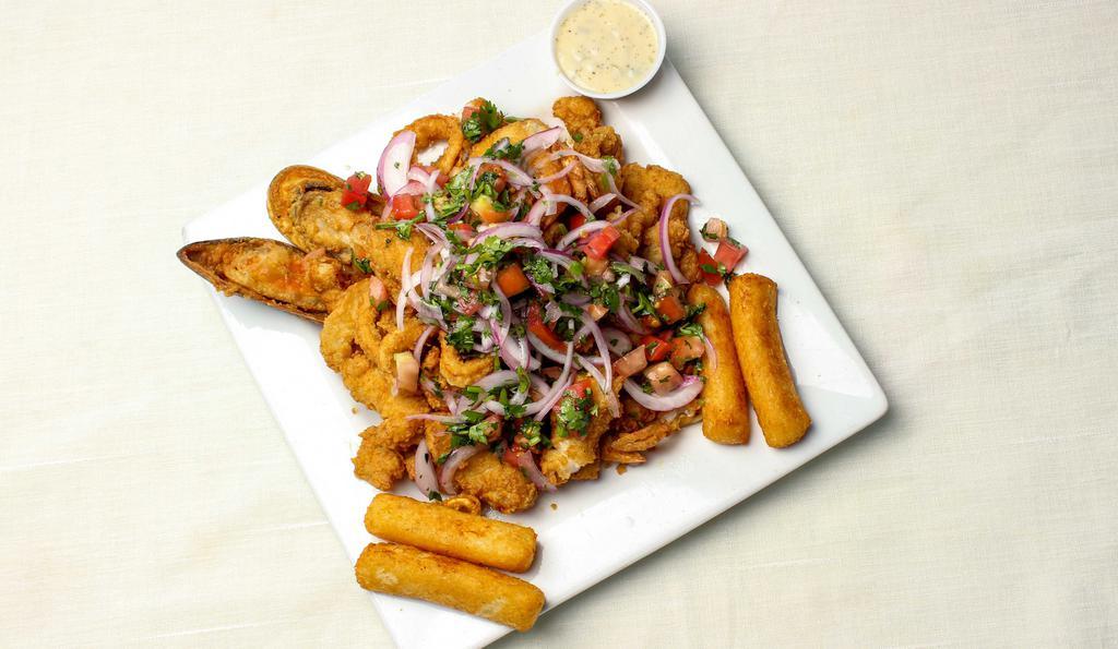 Jalea Mixta/ Mix Jalea · Piezas de pescado frito, calamares y camarones. / Pieces of fried fish, calamari and shrimp
