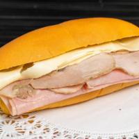 Sándwich / Sandwich · Cubano, pan con tortilla de huevo, media noche, pan con lechon, tuna, tandoori. / Cuban, bre...