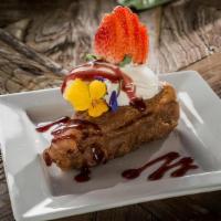 Cheesecake Frito · Classic cheesecake fried with artisan beer tempura and guava sauce. / clásico cheesecake lig...