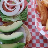 Avocado Burguer / Avocado Burger · Carne de res o pollo, queso probolone, aguacate, lechuga, tomate y cebolla caramelisada. / B...