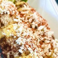 Maíz Calle Mexicana / Mexican Street Corn · Mayonesa, crema mexicana, queso parmesano, chile en polvo y limón. / Mayonnaise, Mexican cre...