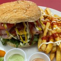 Hamburguesa De La Casa Fati / Fati House Burger · Pollo krispy, jamón, queso, tocineta, huevo, papas fritas, salsas de la casa. / Crispy chick...