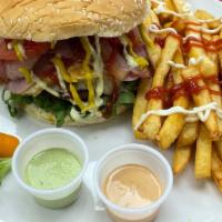 Hamburguesa Americana / American Burger · Carne, pollo, jamón, queso, tocineta, huevo, lechuga, tomate, cebolla, salsas de la casa. / ...