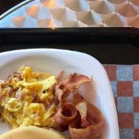 American Breakfast/Desayuno Americano · 2 pancakes ,scrambled eggs and bacon with syrup/ panquecas con huevo revuelto tocineta y miel