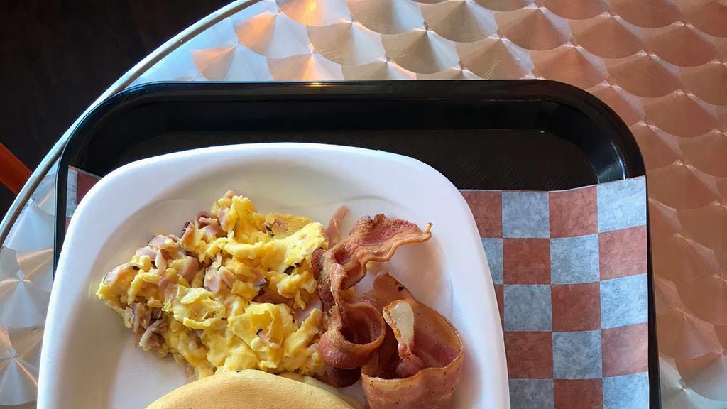 American Breakfast/Desayuno Americano · 2 pancakes ,scrambled eggs and bacon with syrup/ panquecas con huevo revuelto tocineta y miel