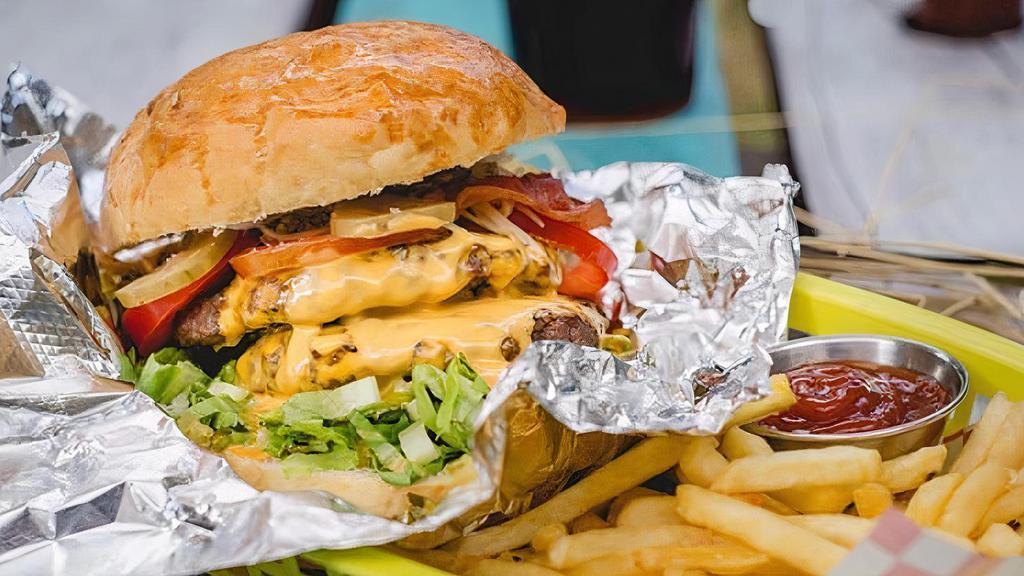Classic Burger · angus beef , american chesse , lettuce,tomato, with fries / carne, queso americano,lechuga, tomate y  acompanado de papas fritas