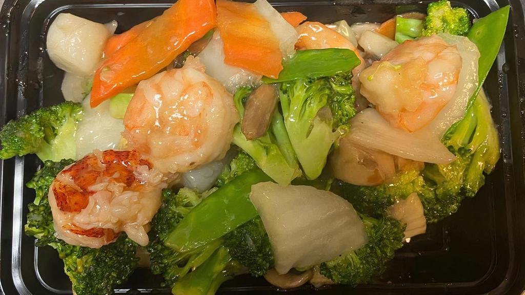 Seafood Delight (Mandarin) 海鲜大会 · Lobster chunk, scallop, jumbo shrimp, and crab meat with selected vegetables in white sauce. Served with white rice. With brown rice 2.00 extra With fried 2.00 extra.  With noodles 3.00 extra