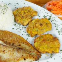 Tilapia A La Plancha Con Arroz, Tostones Y Ensalada / Grilled Tilapia, With Rice, Fried Plantains And Salad · 