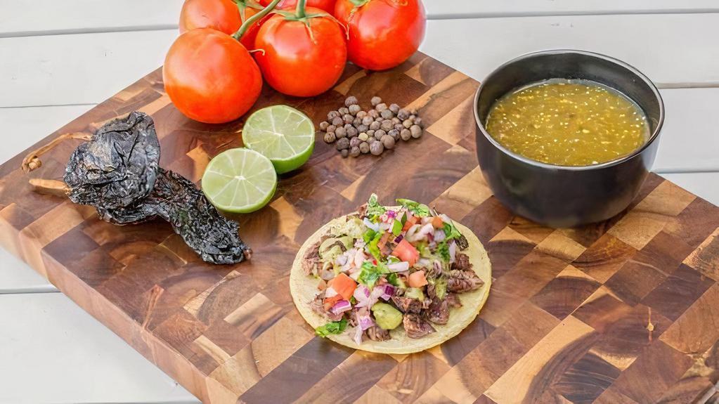 Asada · Suadero steak served with pico de gallo and guacamole.