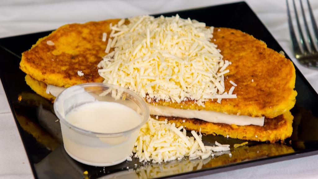 Cachapa W/Cheese  · Deliciosa cachapa de 100% maiz Dulce rellena con Queso de Mano o Guayanes con Crema y queso rallado Blanco