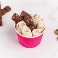 Kinder Bueno Mix · Kinder Bueno ice cream, topped with Kinder Bueno pieces & sweetened condensed milk