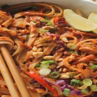 Pad Thai Noodle - Español · Su elección de fideos de arroz salteados con brotes de soja, cebolletas y salsa de tamarindo