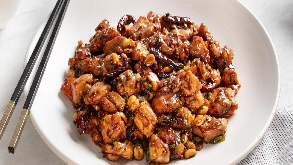 Kung Pao Chicken - 宫保鸡丁 · Pollo kung pao
- Served with a Pint of steamed rice.