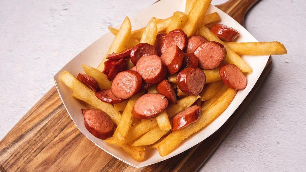 Salchipapa / Salchipapa · Patatas fritas y salchicha frita en rodajas. / French fries and sliced fried sausage.