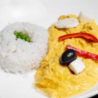 Aji De Gallina / Aji De Gallina · Pollo desmenuzado en salsa de pimienta peruana amarilla cremosa, servido con arroz. / Shredd...