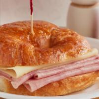Croissant Con Jamon Y Queso Suizo · Ham and swiss cheese on a croissant.