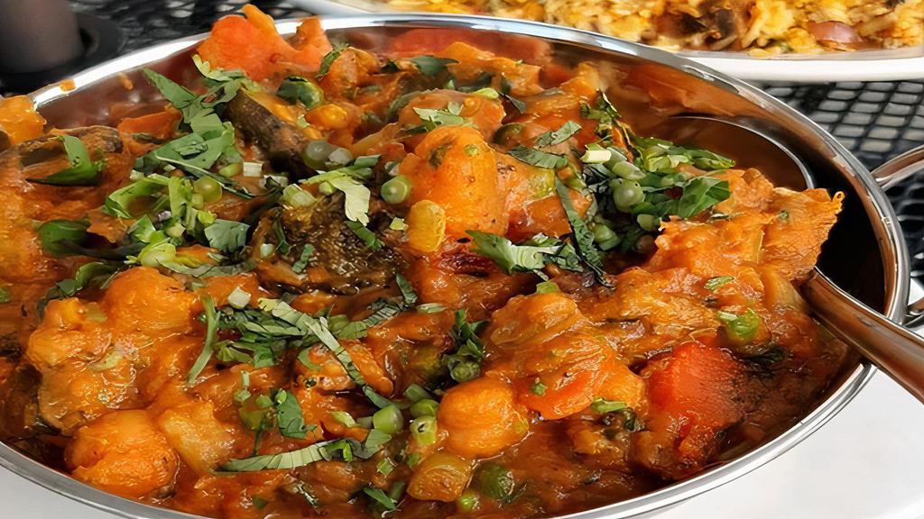 Aloo Motor Gobi · (Vegan). Potatoes, green peas and cauliflower cooked in a curry sauce.