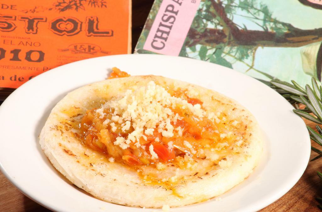 Arepa Con Queso Y Hogao / Arepa With Cheese And Creole Sauce · Arepa de peto con queso y hogao /  Arepa with grated cheese and creole sauce