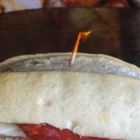 Cantimpalo · Jamón serrano, queso suizo, chorizo cantimpalo, sobre pan baguette. / Serrano ham, Swiss che...