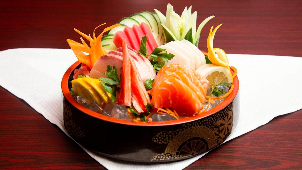 Sashimi Mori · Sixteen pieces of sashimi.