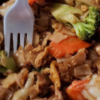 Pad-See-Eew · Stir-fried rice noodle with broccoli, carrot, and egg soy-based brown sauce.