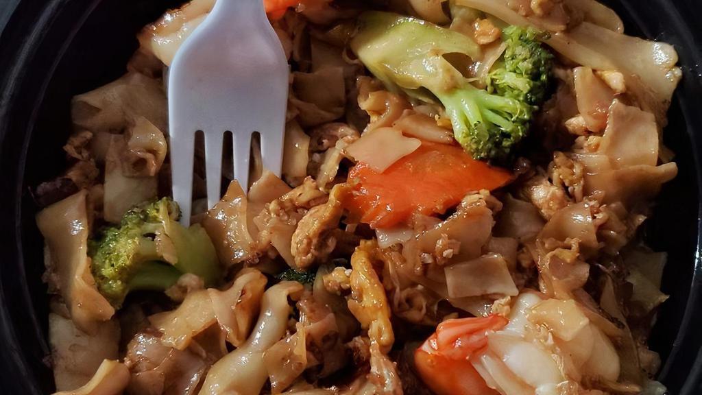 Pad-See-Eew · Stir-fried rice noodle with broccoli, carrot, and egg soy-based brown sauce.