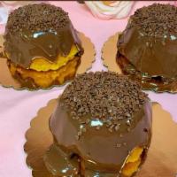 Mini Vulcão Cenoura · Mini Bundt carrot cake with milk chocolate brigadeiro