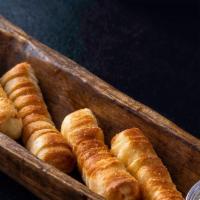 Tequeños · Tequeños realizados con harina de almendra y queso .